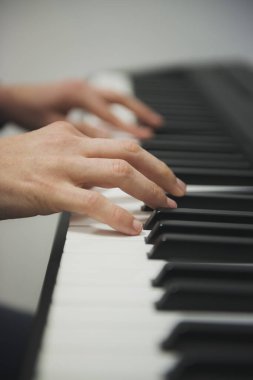 Piyano çalan bir kadının elleri