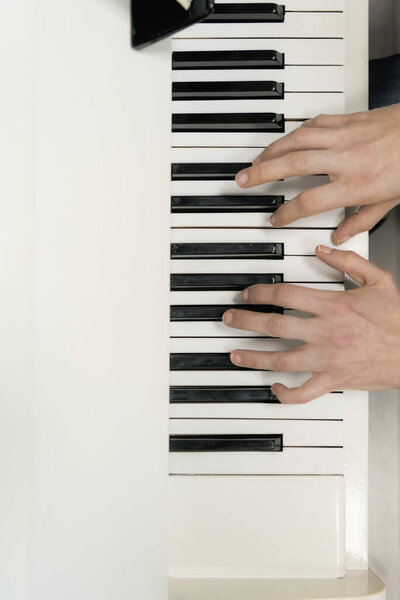 руки женщины, играющей на фортепиано