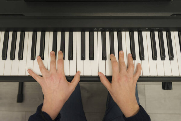 руки женщины, играющей на фортепиано
