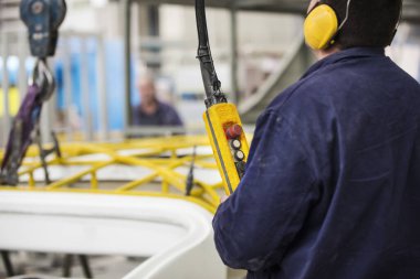 Vinçle uğraşan işçi