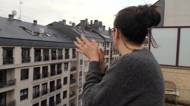Una Mujer Aplaudiendo Desde Balcón Solidaridad Con Personal Salud Que — Vídeos de Stock