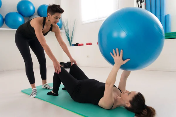 Pregnant Woman Does Pilates Exercises Help Her Teacher Exercise Pilates — Stock Photo, Image