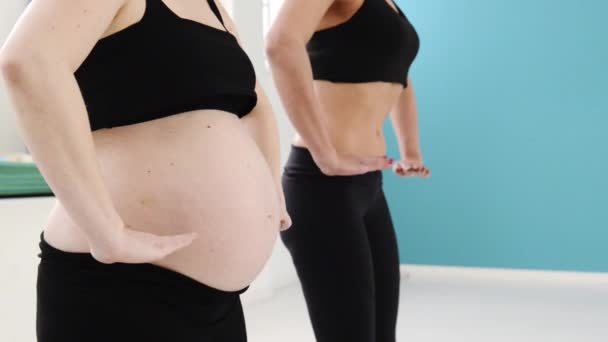 Schwangere Und Ihr Pilates Lehrer Üben Hypopressive Übungen — Stockvideo
