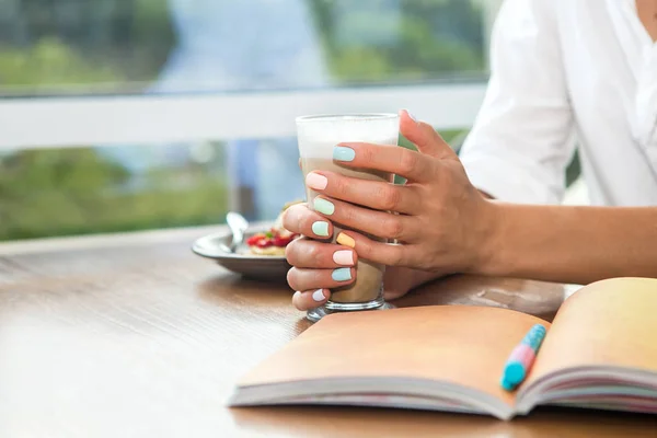 Defterli kadın elleri