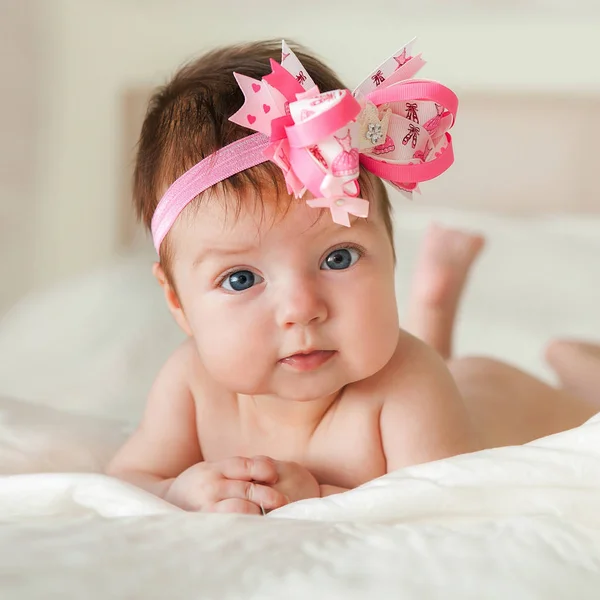 Yeni doğan çocuk yatakta rahatlatıcı.