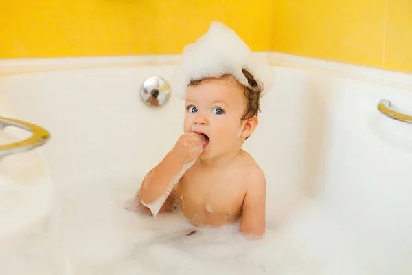 Criança sorridente com espuma e bolhas de sabão no banheiro . — Fotografia de Stock