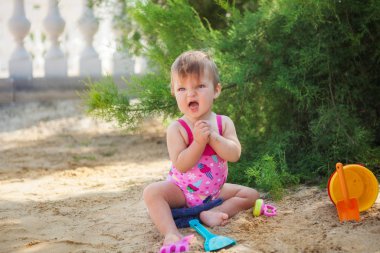 Bebeğim sahilde oynuyor..