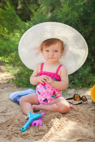 Bebeğim sahilde oynuyor..