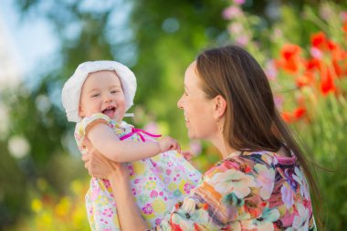 Mutlu kadın ve çocuk gelincik çayırında.