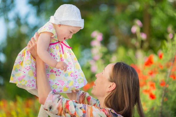 Mutlu kadın ve çocuk gelincik çayırında.