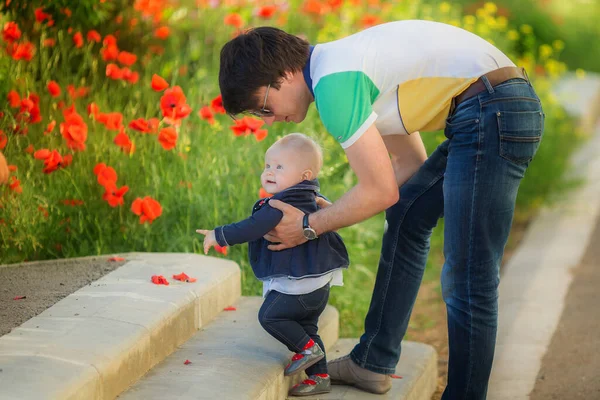 Happy father and child playing together on the poppy meadow. — Stock Photo, Image