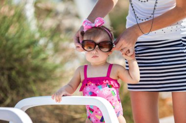 Bebeğim sahilde oynuyor..