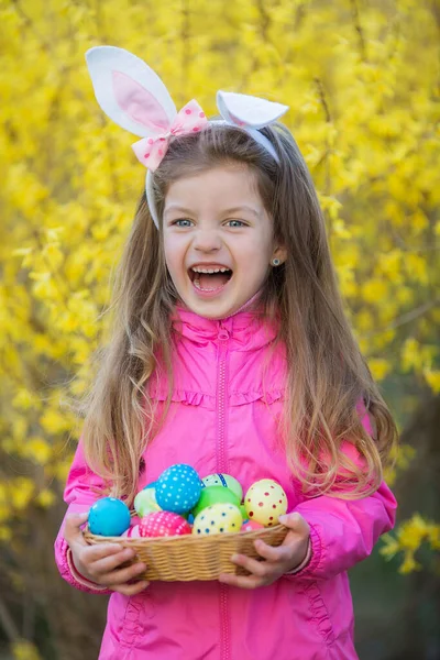 Mała krzycząca dziewczyna z jajkami wielkanocnymi. — Zdjęcie stockowe