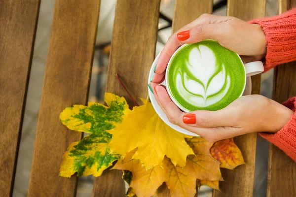 Bir fincan kibrit yeşil çay.