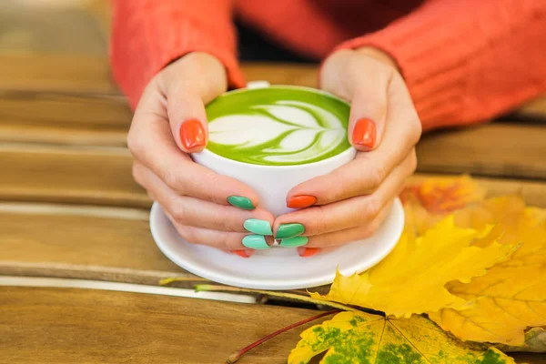 Bir fincan kibrit yeşil çay.