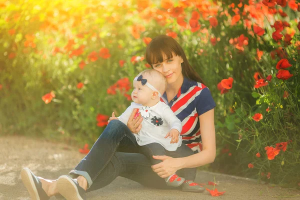 Genç, güzel anne ve çocukları parkta birlikte eğleniyorlar..