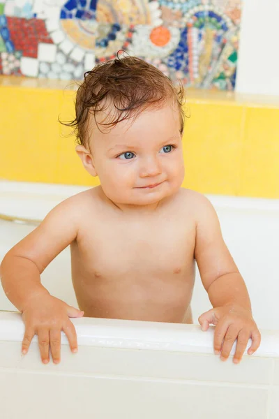 Criança sorridente com espuma e bolhas de sabão no banheiro . — Fotografia de Stock