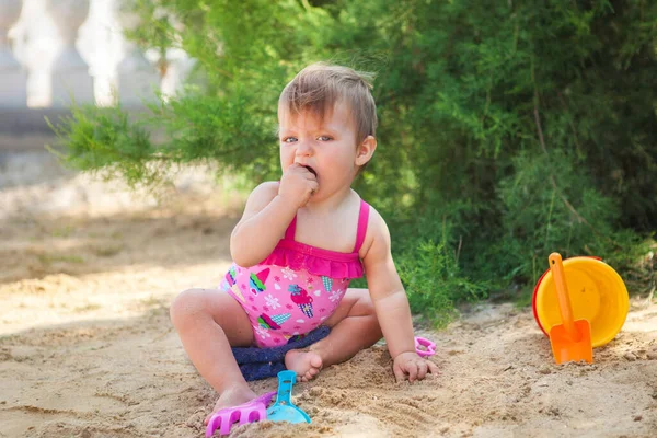 Bebeğim sahilde oynuyor..