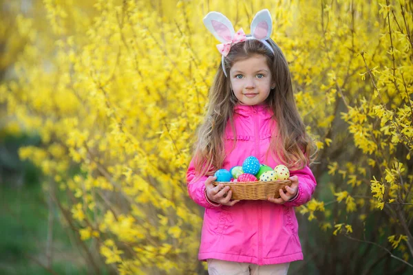 Paskalya yumurtaları ile çığlık atan küçük kız.
