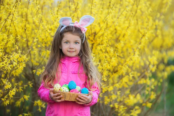 Paskalya yumurtaları ile çığlık atan küçük kız.