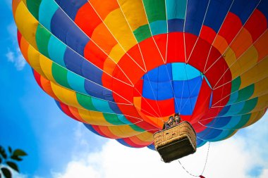 sıcak hava balon uçuş mavi gökyüzü arka plan üzerinde 
