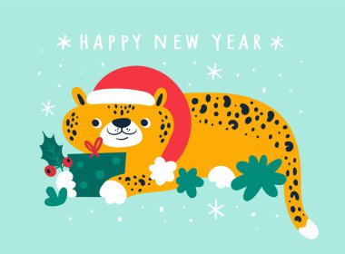 Noel Baba şapkalı sevimli leopar arka planda kar taneleriyle izole edilmiş. Mutlu Noeller, karton, poster ve basım için karikatür tarzında karikatür karikatürü çizerek bayramınız kutlu olsun. Çizgi film komik orman hayvanı