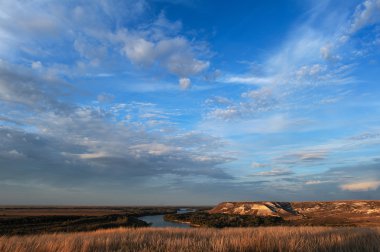 Nehirde altın gün batımı.