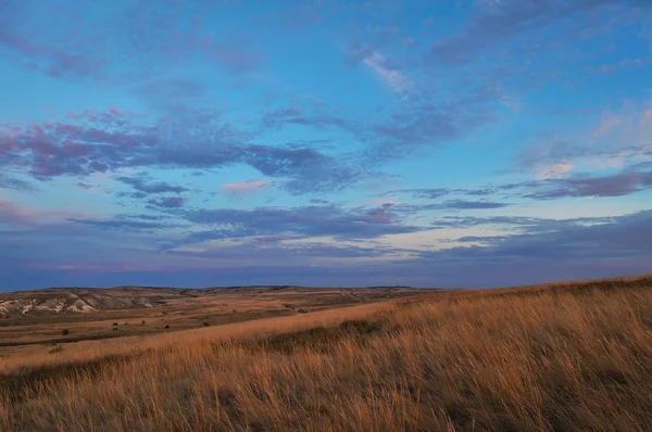 Coucher de soleil d'automne sur la prairie . — Photo