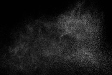 Siyah arkaplanda soyut su sıçramaları.