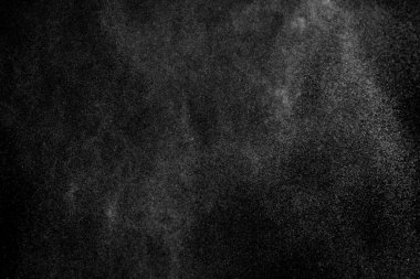 Siyah arkaplanda soyut su sıçramaları.