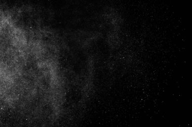 Siyah arkaplanda soyut su sıçramaları.