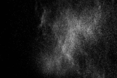 Siyah arkaplanda soyut su sıçramaları.