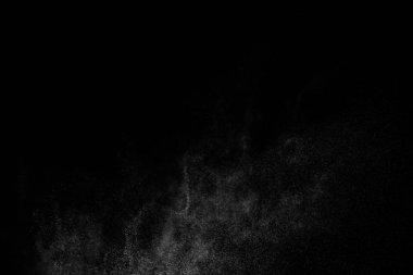 Siyah arkaplanda soyut su sıçramaları.