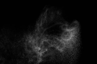 Siyah arkaplanda soyut su sıçramaları.