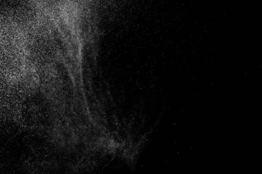 Siyah arkaplanda soyut su sıçramaları.