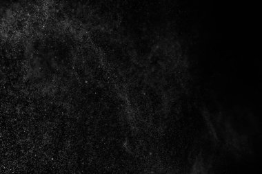 Siyah arkaplanda soyut su sıçramaları.