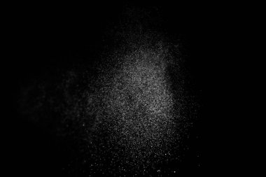 Siyah arkaplanda soyut su sıçramaları.