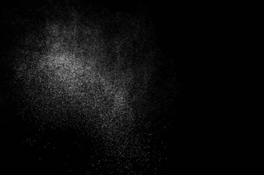 Siyah arkaplanda soyut su sıçramaları.