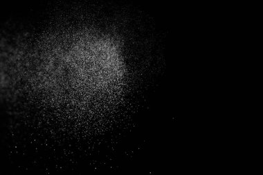 Siyah arkaplanda soyut su sıçramaları.