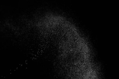 Siyah arkaplanda soyut su sıçramaları.