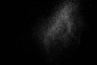 Siyah arkaplanda soyut su sıçramaları.