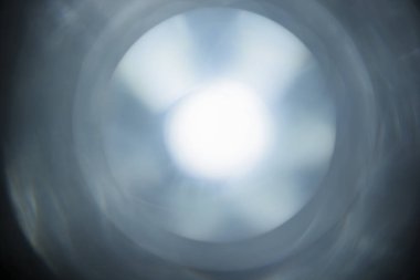 Soyut aydınlatma parlama siyah arka plan üzerine. 