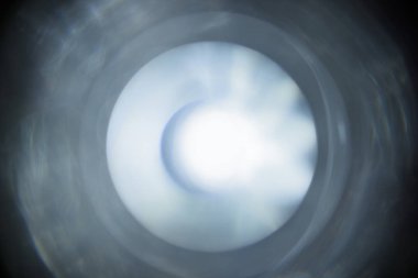 Soyut aydınlatma parlama siyah arka plan üzerine. 