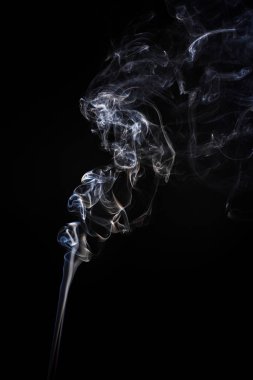 Duman siyah arka plan üzerine hareket dondurmak. Soyut vape bulutlar.