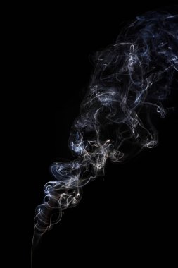 Duman siyah arka plan üzerine hareket dondurmak. Soyut vape bulutlar.