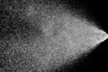 Siyah arka planda soyut su sıçramaları. Beyaz parçacıkların hareketlerini dondur. Yağmur, kar örtüsü dokusu.