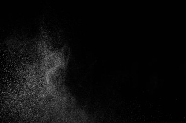 Siyah arka planda soyut su sıçramaları. Beyaz parçacıkların hareketlerini dondur. Yağmur, kar örtüsü dokusu.