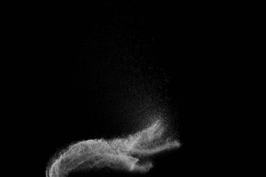 Siyah arka plan üzerine beyaz parçacıkların hareket dondurmak. 