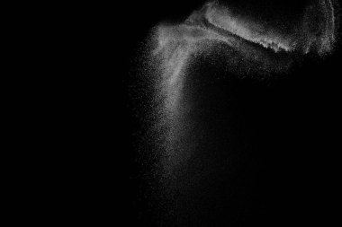 Siyah arka plan üzerine beyaz parçacıkların hareket dondurmak. 