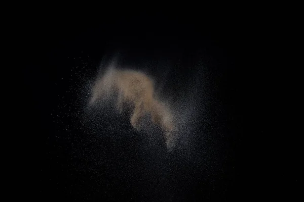 Explosión de arena aislada sobre fondo negro . —  Fotos de Stock